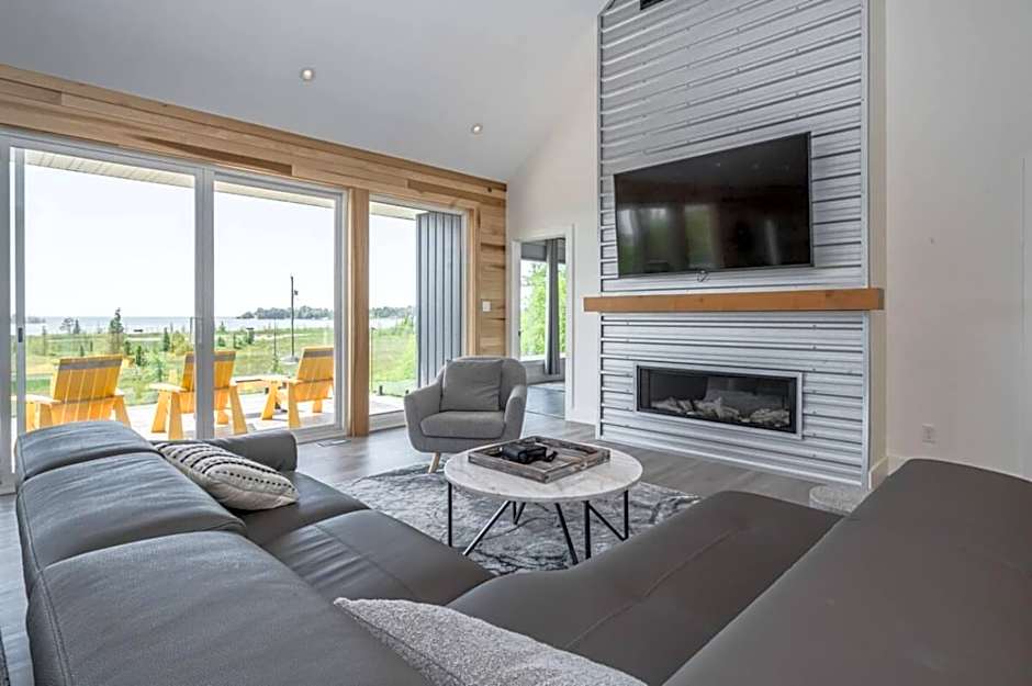 Huronia Luxury Lakefront Views & Game Room!