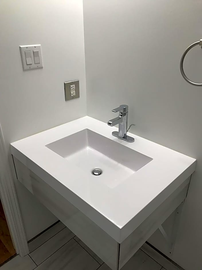 Parkway Motel & European Lodges