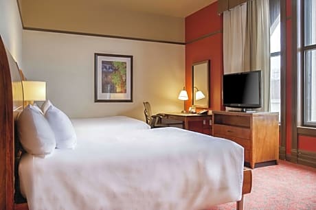 2 Queens Premium W/In-Room Drinks-Snacks