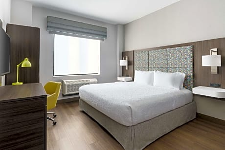 King Room with King Bed - Non-Smoking