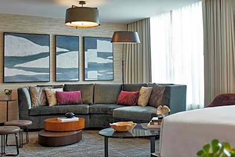 Hospitality Suite, 1 Queen Murphy