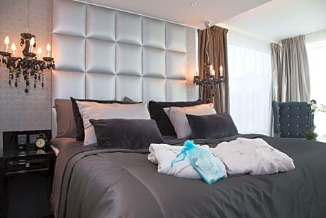 SUITE-1 KING BED,NSMK,SUITE,COFTEAFAC,FREEINT,FULL BREAKFAST