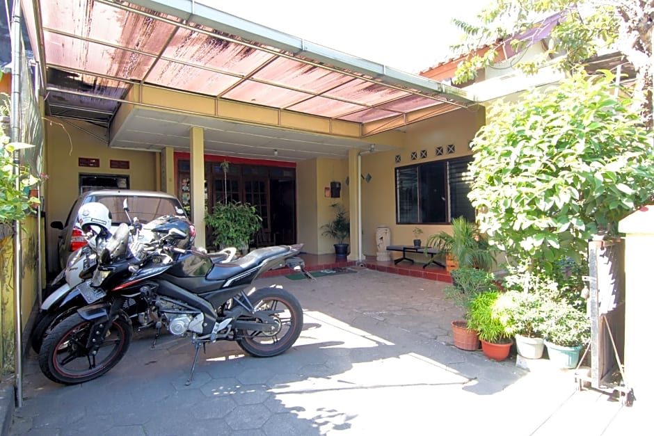 Batik Trinidar Homestay by ZUZU