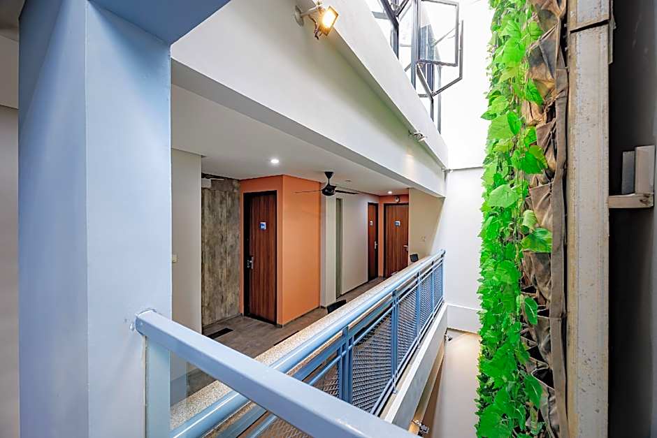 RedDoorz Plus near Radio Dalam 3