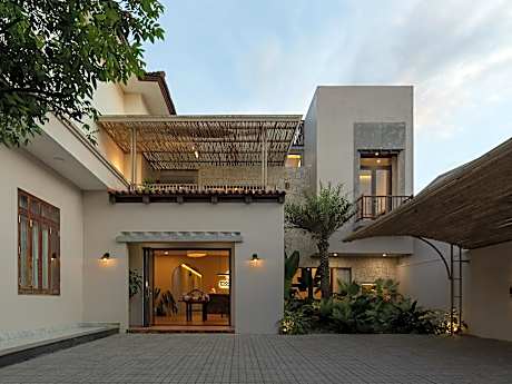 MOONLIGHT HOMESTAY & HOTEL