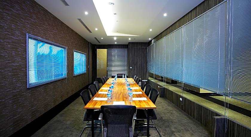 Airline Inn Taichung Green Park Way