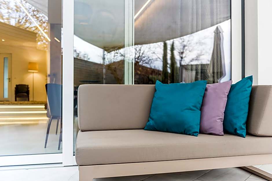 Merangardenvilla adults only