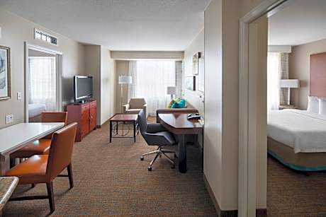 Two-Bedroom Suite with Adapted Tub - Mobility and Hearing Accessible