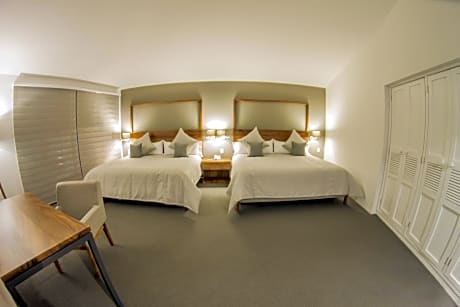 Deluxe Queen Suite
