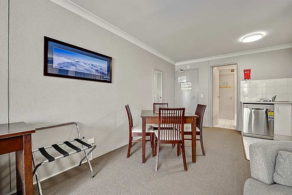 Horizons 201 - Lake Front Studio l Pool l Tennis Court l Bar l WiFi