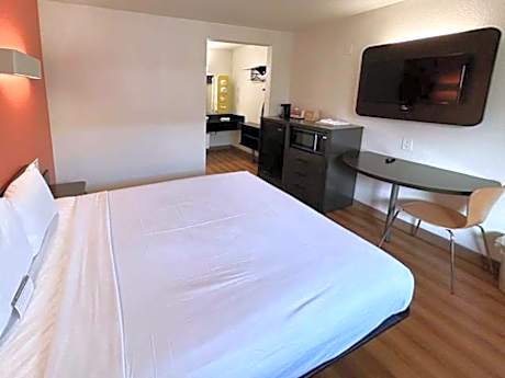 Queen Suite - Non-Smoking