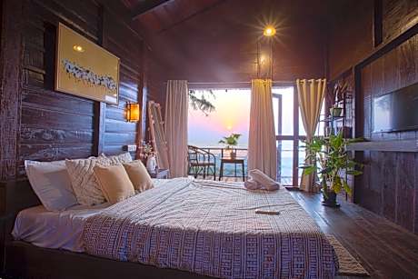 Woodpegger By The Beach