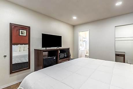 King Room - Accessible/Non Smoking