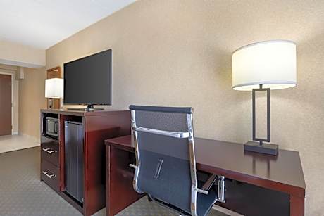 Double Room with Two Double Beds and Bathtub - Disability Access