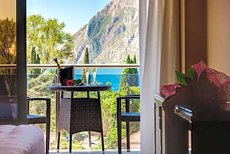 Superior Classic Double Room with Lake View and Balcony