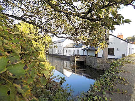 Duplex-Deluxe-Ensuite with Bath-Courtyard Family Room