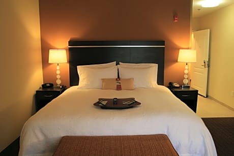 2 Queens Mobility/Hearing Access Tub Nosmok