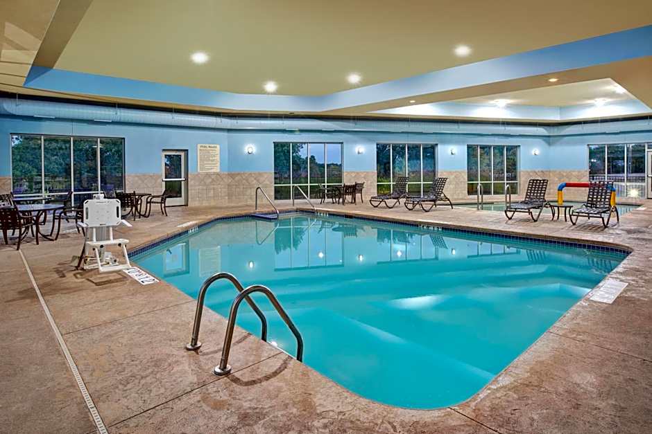 Holiday Inn Express & Suites Milwaukee NW - Park Place By IHG