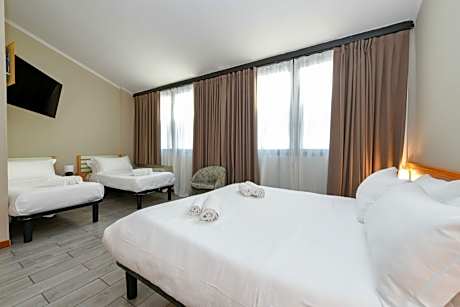 Classic Family Room with One Queen Bed and Two Single Beds - Non-Smoking