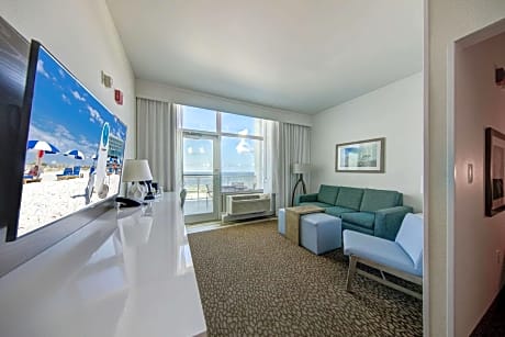 Corner King Suite with Bunk Beds and Sofa Bed - Roll-In Shower/Beachfront/Mobility Accessible