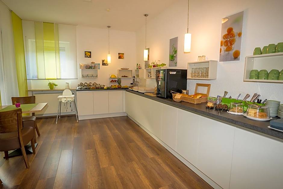 B&B Outlet Hotel - Metzingen - Bad Urach - Free Parking