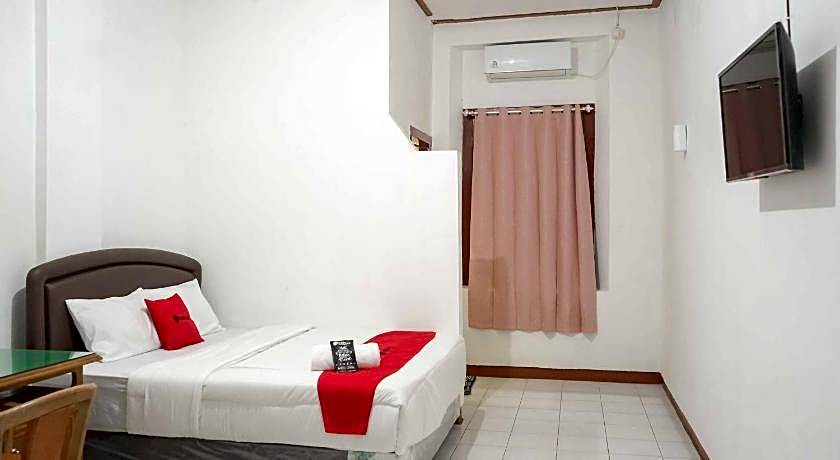 RedDoorz Plus @ Alun Alun Nganjuk