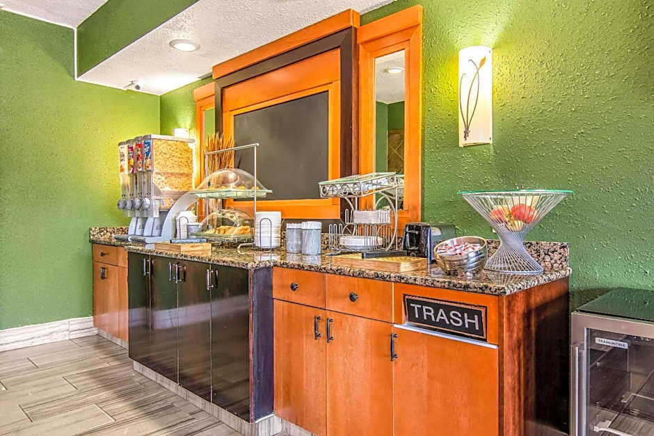 Econo Lodge Topeka at Wanamaker