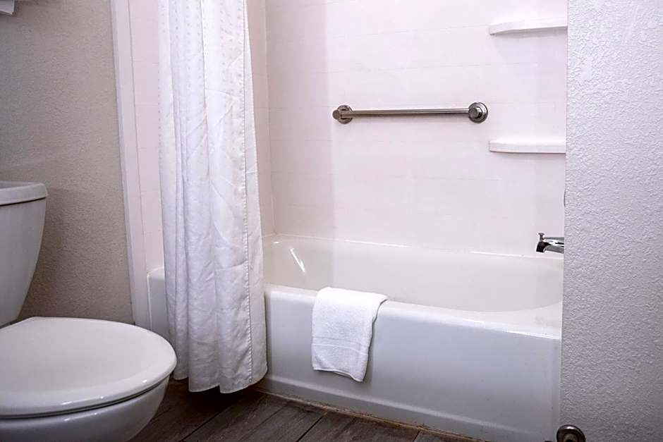 Holiday Inn Express Pembroke By IHG