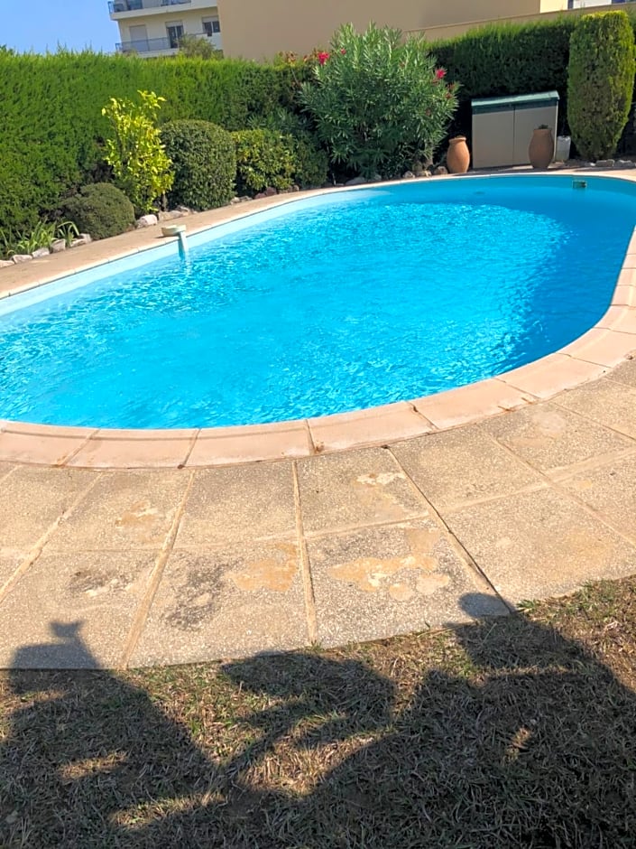 Villa C3 Arthur Rimbaub chambre d¿hôte piscine proche mer plage 600m