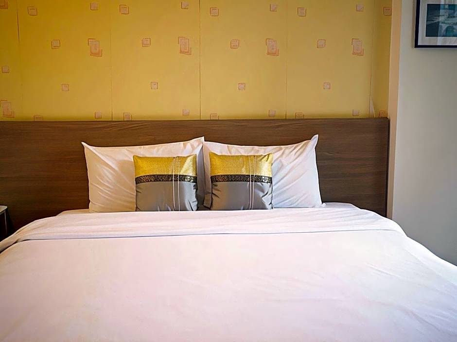 Crown Bts Nana Hotel