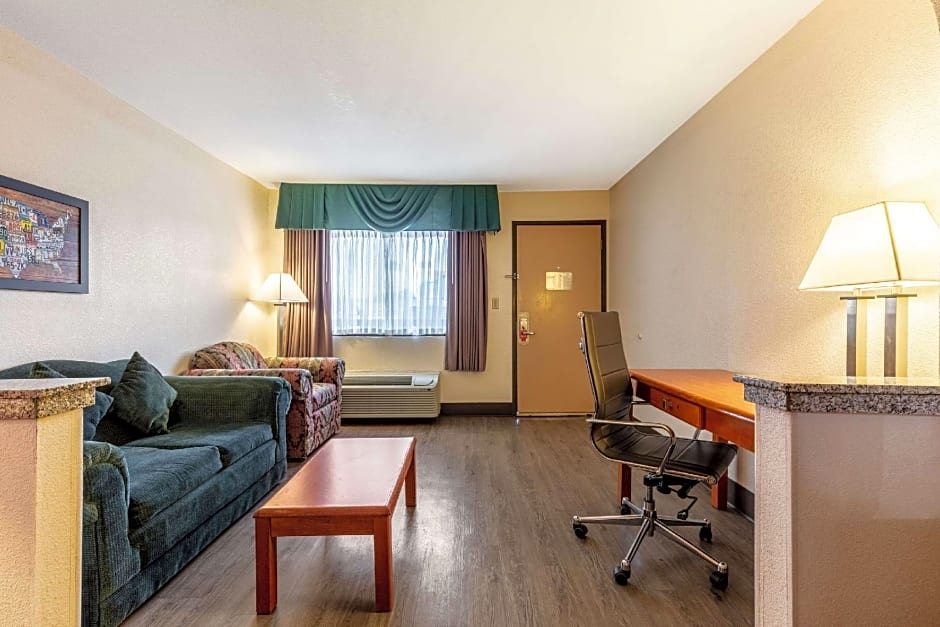 Econo Lodge Inn & Suites Memphis