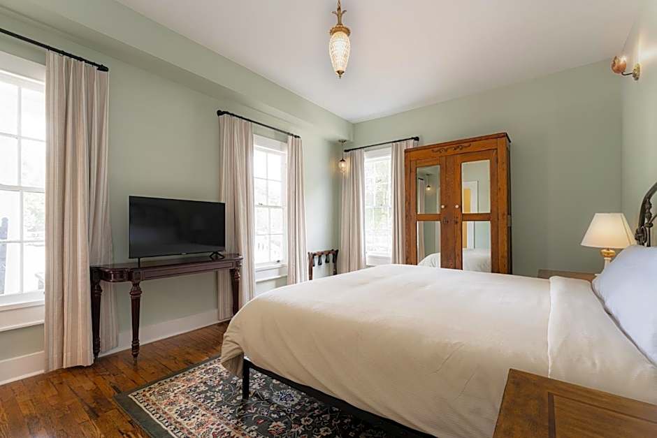 The NuWray Hotel & Carriage House