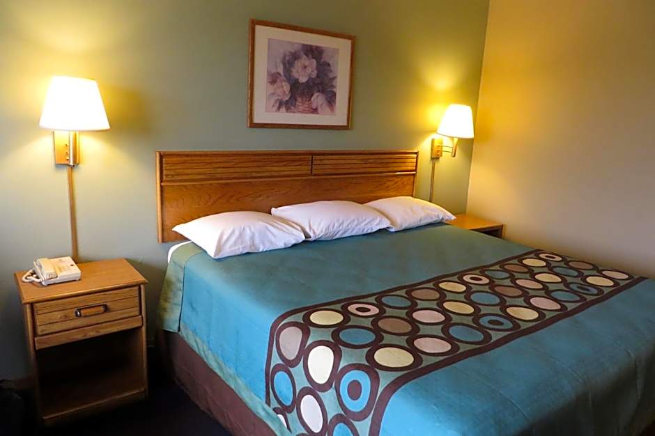 Super 8 by Wyndham Macomb