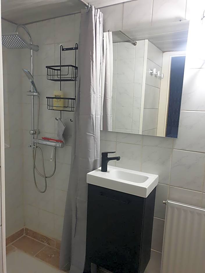 chez Émile côté face maison entière, 3 chambres, 2 salles de bains,jardin et terrasse