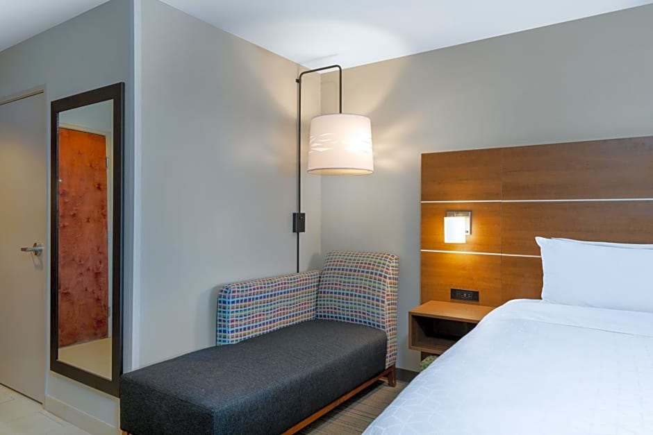 Holiday Inn Express & Suites Colorado Springs-Airport, an IHG Hotel