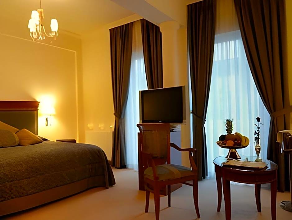 Athens Atrium Hotel & Jacuzzi Suites