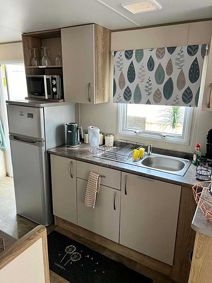 Relaxing Breaks with Hot tub at Tattershal lakes 3 Bedroom