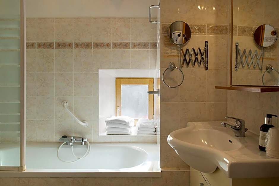 Logis Auberge Le Colombien - Hôtel et Restaurant