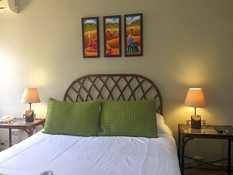 Single Room (1 Twin Bed)