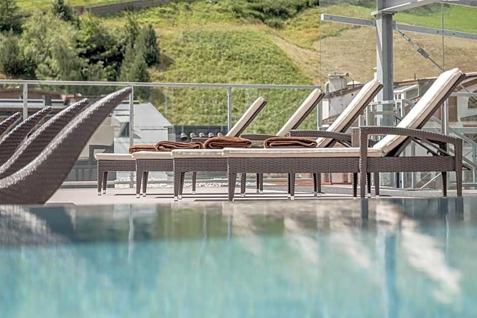 The Deluxe by Regina