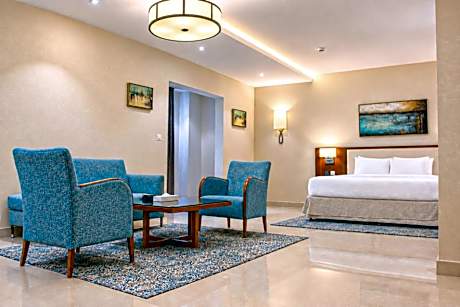 Ambassador Suite with Jacuzzi, Non-Smoking, 1 King Bed and 2 Twin Beds