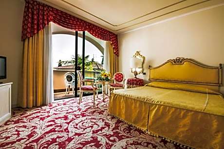 Superior Queen Room with Balcony and Lake View