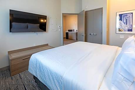 1 Queen One Bedroom Suite Communications Accessible