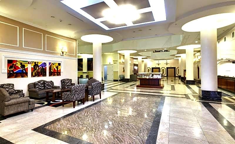 Wyndham Garden Baronne Plaza