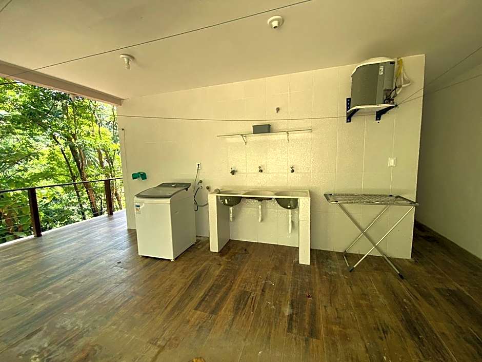 Casa com Piscina, 3 Suites, sala de estar e cozinha completa