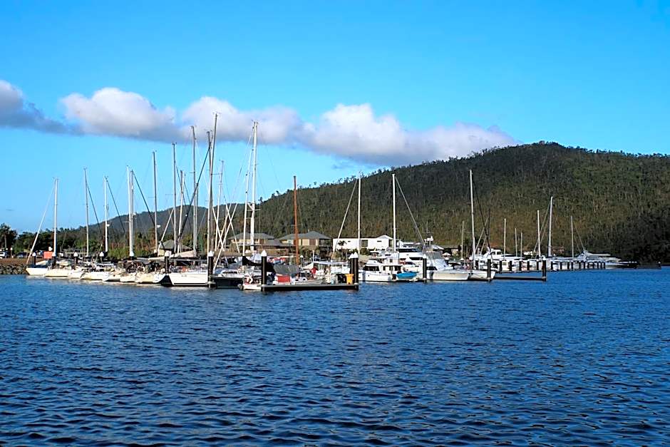 Airlie Seaview Apartments