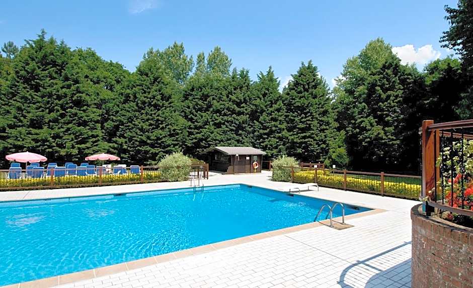 Le Manoir Hotel