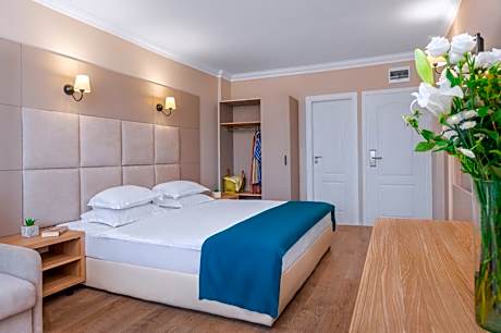 Deluxe Double Room with Side Sea View