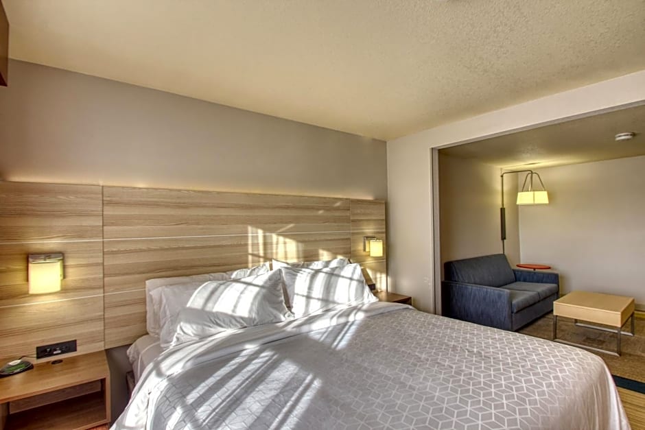 Holiday Inn Express Hotel & Suites Milwaukee Airport By IHG