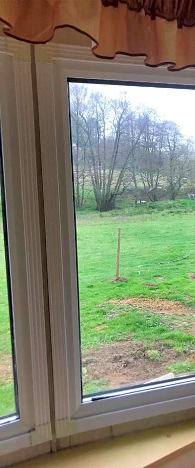 Shepherds Huts Ham Hill, 2 double beds, Bathroom, Lounge, Diner, Kitchen, LOVE dogs & Cats Looking out to lake and by Ham Hill Country Park plus parking for large vehicles available also great deals on workers long term This is the place to relax and BBQ